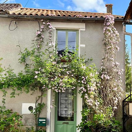 Villa Le Coin Caché à Le Vigeant Extérieur photo